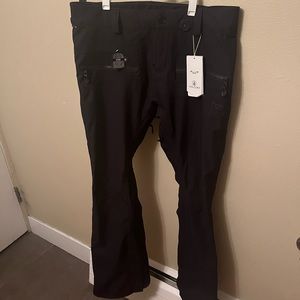 Womens Volcom black snowboarding pants NWT